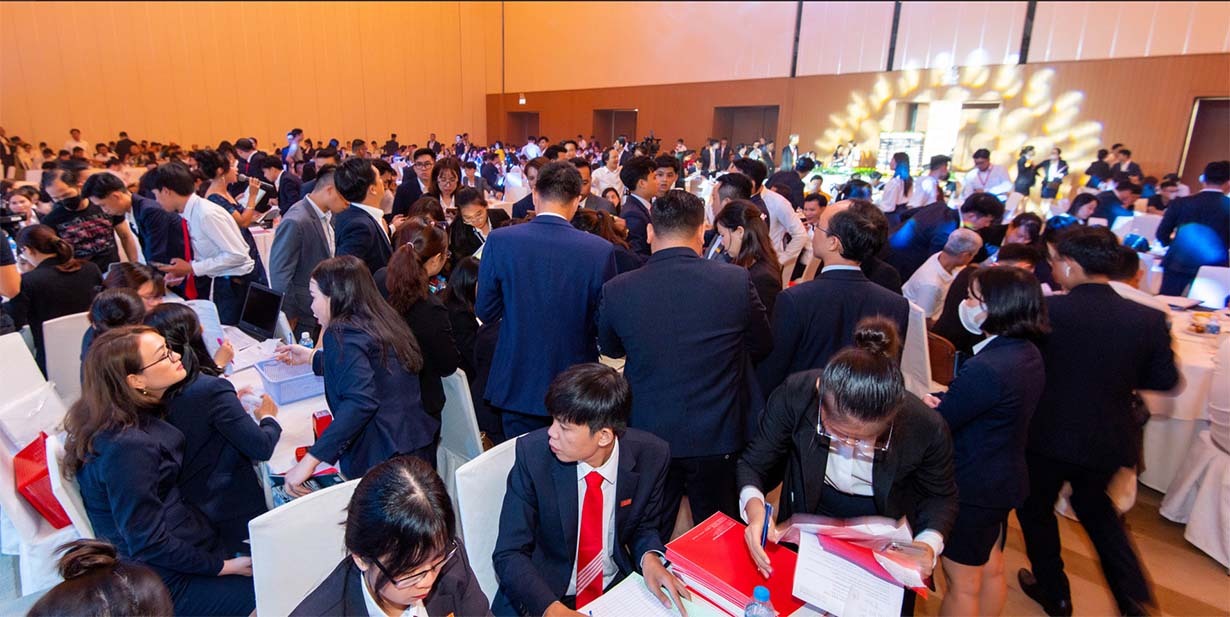 Rất đông khách hàng và nhà mô giới tập trung tại sự kiện này